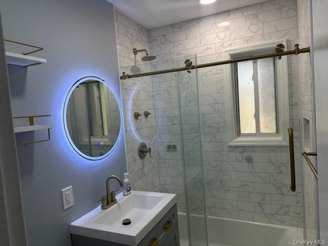 141 Edmunton Drive G-18, North Babylon, NY 11703