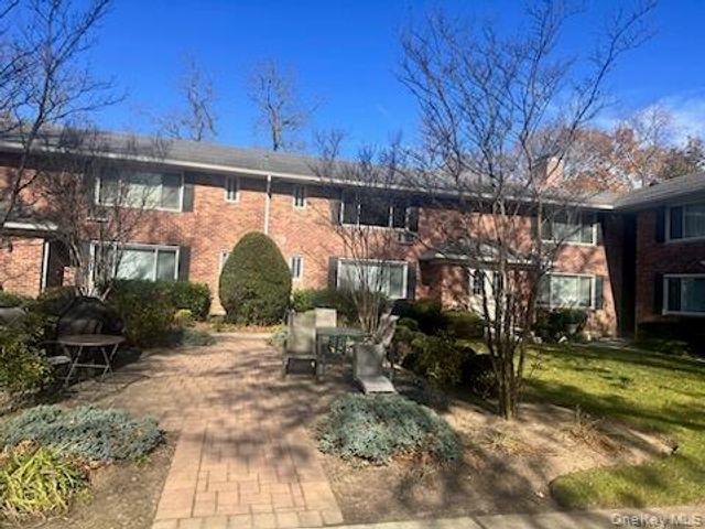 141 Edmunton Drive G-18, North Babylon, NY 11703