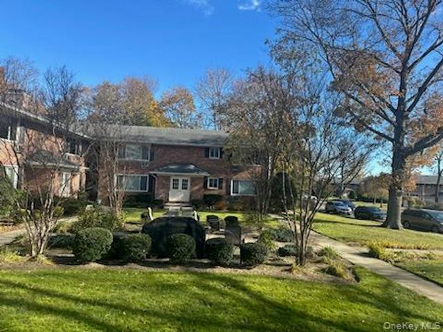 141 Edmunton Drive G-18, North Babylon, NY 11703