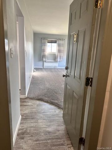 141 Edmunton Drive G-18, North Babylon, NY 11703