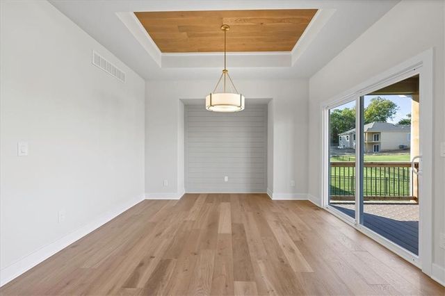 2226 SW Heartland Court, Lee's Summit, MO 64082