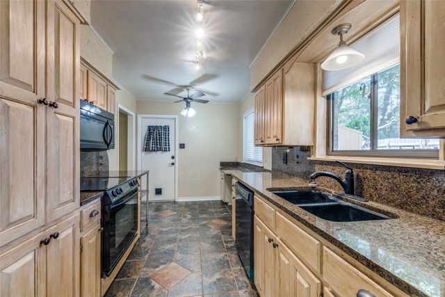 2602 Brentwood Circle, Arlington, TX 76013