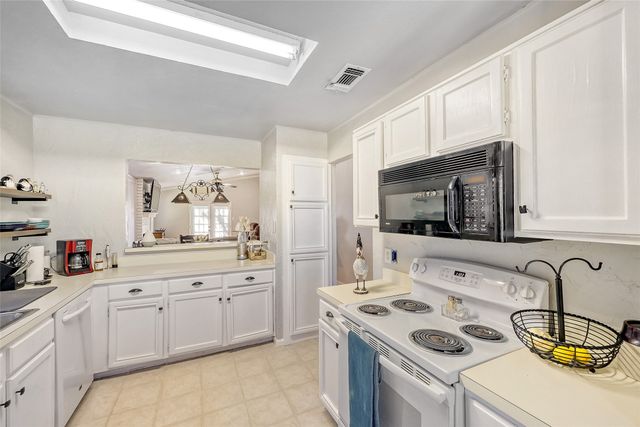 304 Valley Forge Lane, Arlington, TX 76002