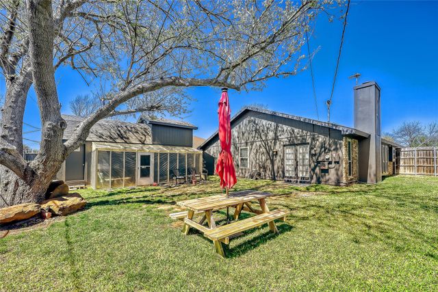 304 Valley Forge Lane, Arlington, TX 76002