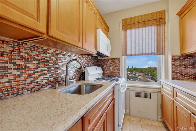 84-49 168th Street 4S, Jamaica Hills, NY 11432