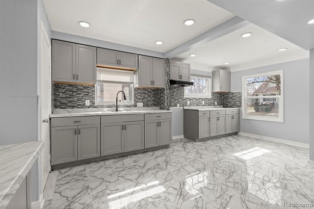 7634 Warwick Street, Detroit, MI 48228