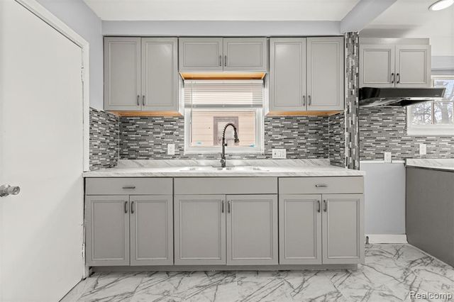 7634 Warwick Street, Detroit, MI 48228