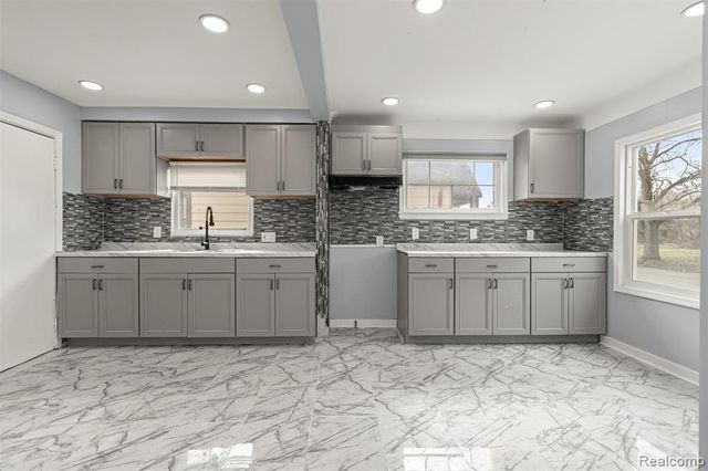 7634 Warwick Street, Detroit, MI 48228