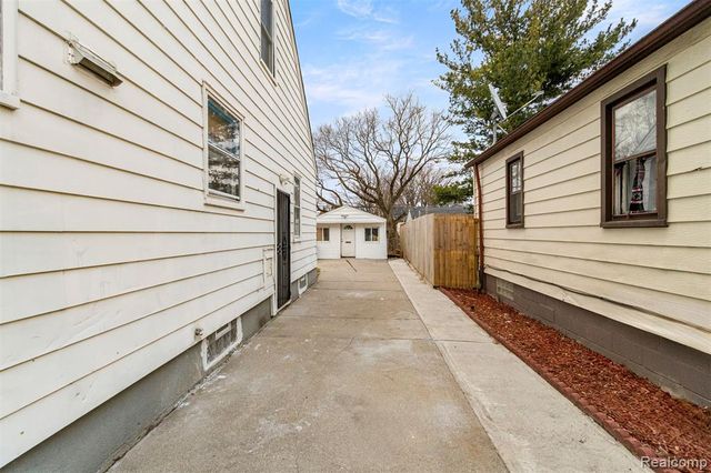 7634 Warwick Street, Detroit, MI 48228