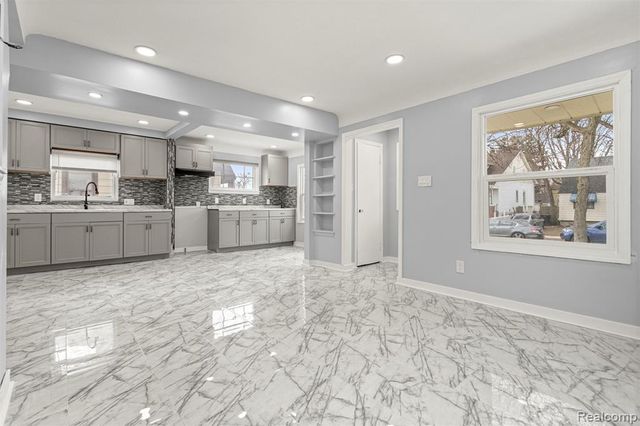 7634 Warwick Street, Detroit, MI 48228