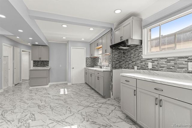 7634 Warwick Street, Detroit, MI 48228