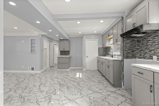 7634 Warwick Street, Detroit, MI 48228