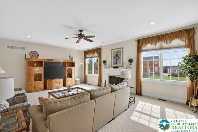 209 Donato Court, Bushkill Twp, PA 18064
