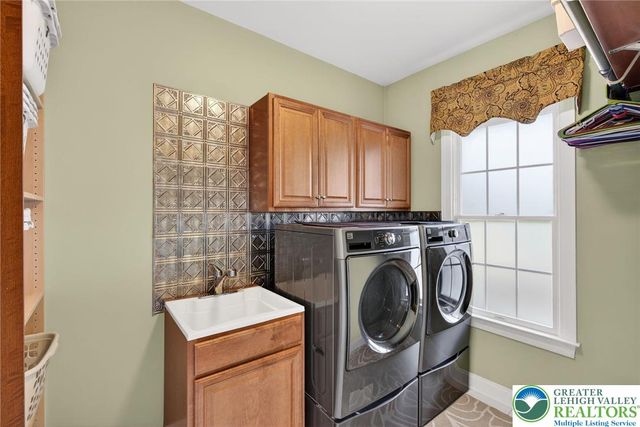 209 Donato Court, Bushkill Twp, PA 18064