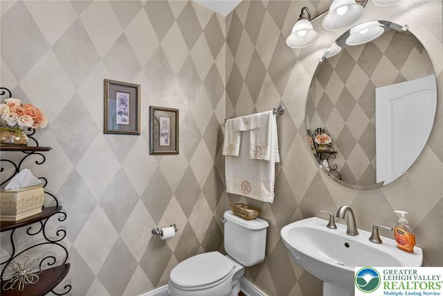 209 Donato Court, Bushkill Twp, PA 18064