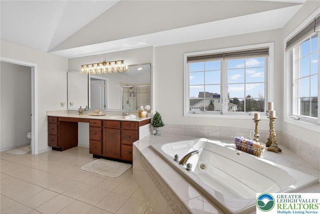 209 Donato Court, Bushkill Twp, PA 18064