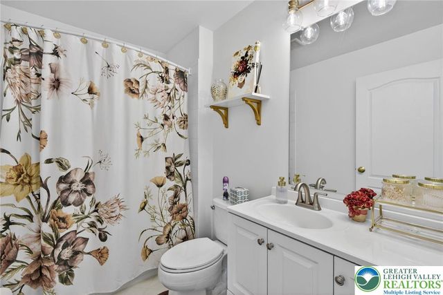 209 Donato Court, Bushkill Twp, PA 18064