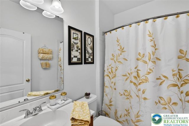 209 Donato Court, Bushkill Twp, PA 18064