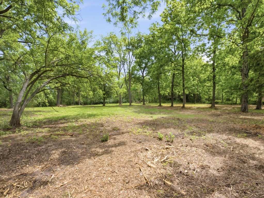 Image 7 of property listing at 7N650 SAYER Road, Bartlett, IL 60103