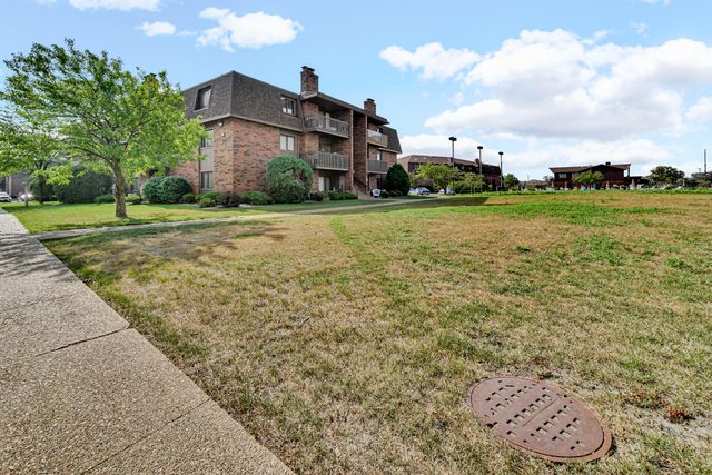 2049 W 45th Street #207, Highland, IN 46322