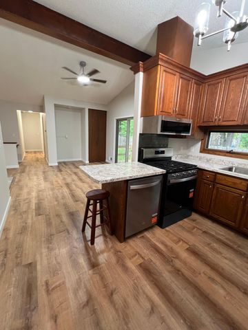 122 Craig Way NE, Fridley, MN 55432