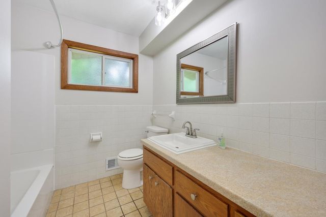 122 Craig Way NE, Fridley, MN 55432