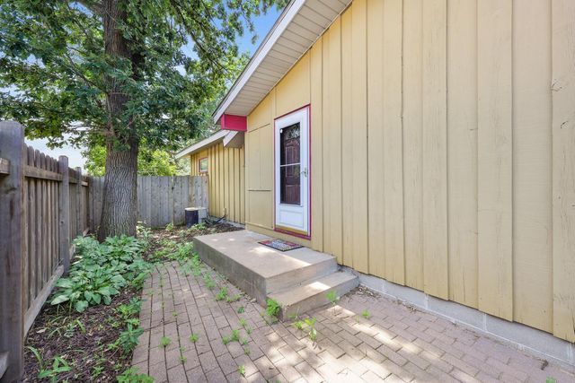 122 Craig Way NE, Fridley, MN 55432
