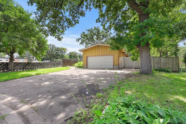 122 Craig Way NE, Fridley, MN 55432