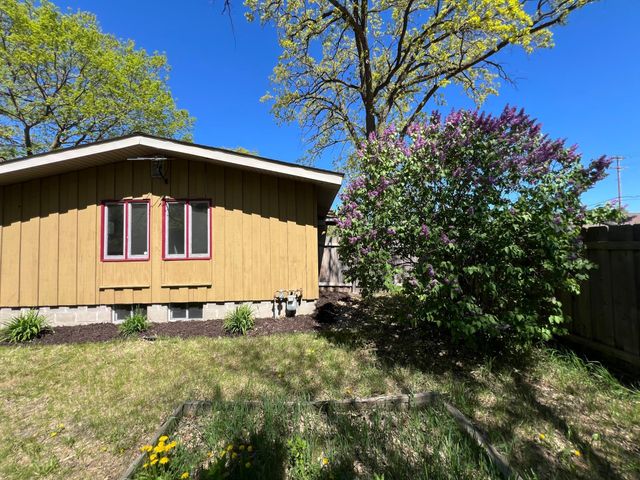 122 Craig Way NE, Fridley, MN 55432