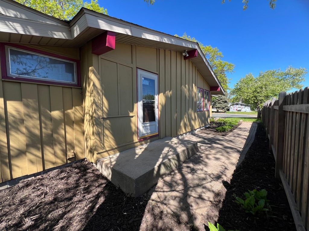 122 Craig Way NE, Fridley, MN 55432 — photo 3