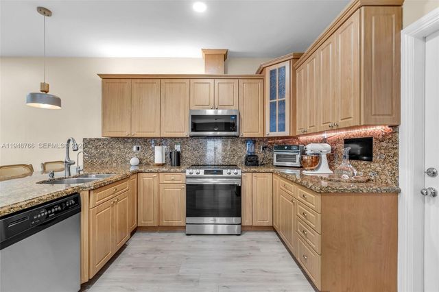 8781 NW 148th Ter, Miami Lakes, FL 33018