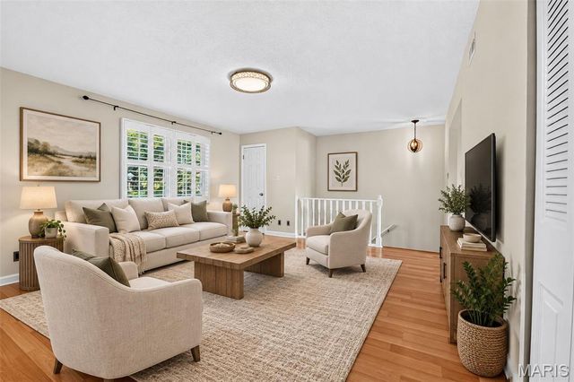 1729 Canary Cove, Brentwood, MO 63144