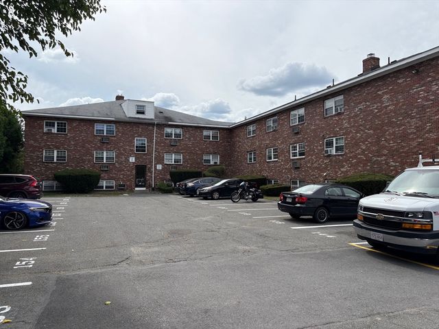 345 Hildreth St 14, Lowell, MA 01850