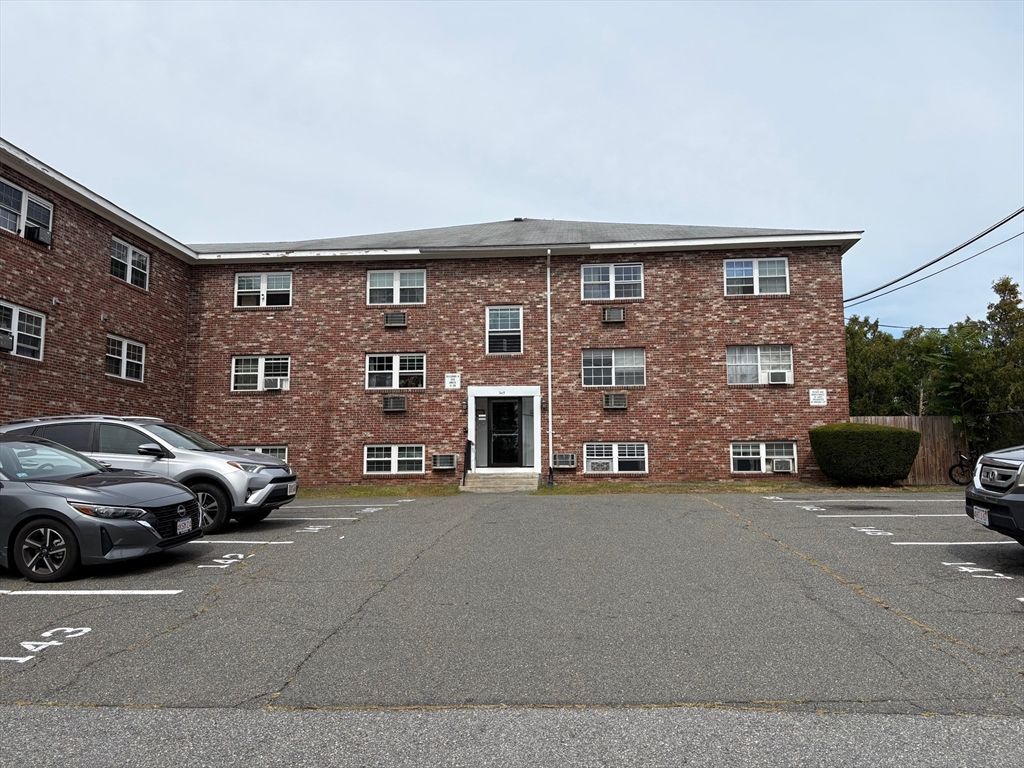 345 Hildreth St 14, Lowell, MA 01850
