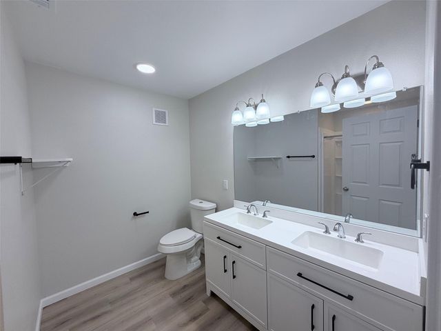 403 Taylor ST, Smithville, TX 78957