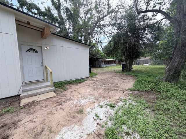 403 Taylor ST, Smithville, TX 78957