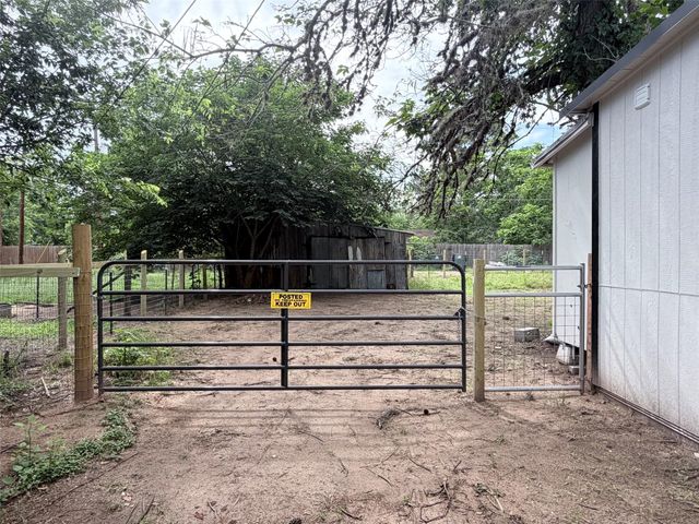 403 Taylor ST, Smithville, TX 78957