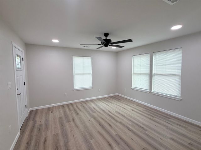 403 Taylor ST, Smithville, TX 78957