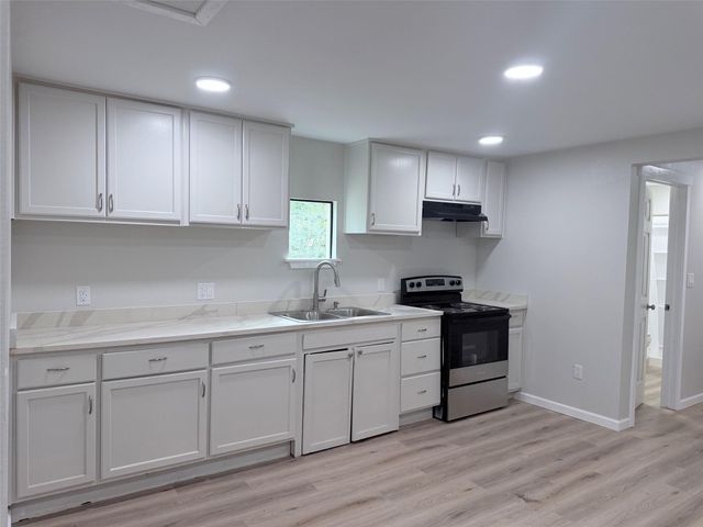 403 Taylor ST, Smithville, TX 78957