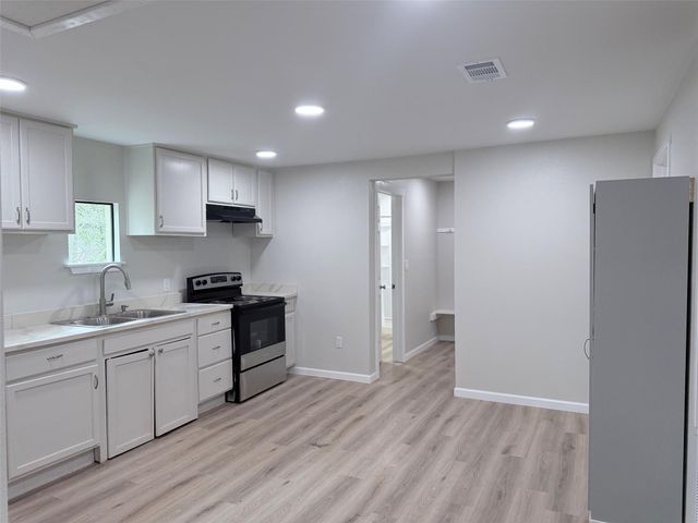 403 Taylor ST, Smithville, TX 78957