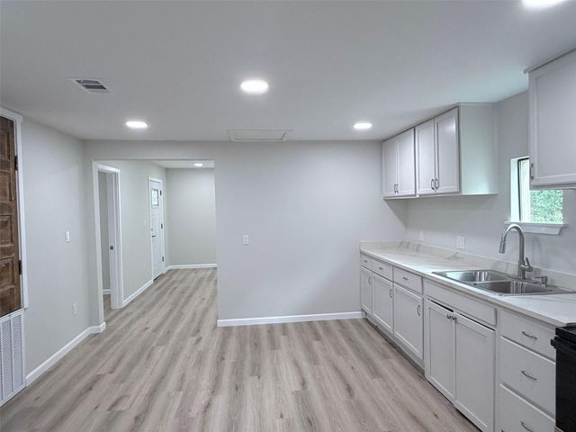 403 Taylor ST, Smithville, TX 78957