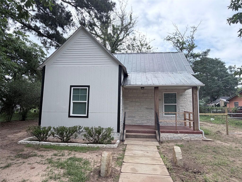 403 Taylor ST, Smithville, TX 78957