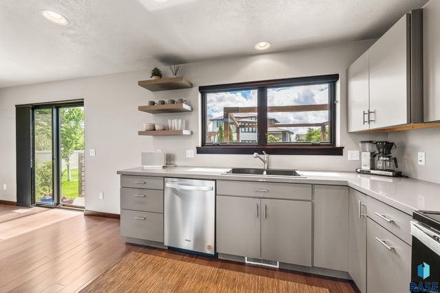 7601 S Ridgestone Dr Drive, Sioux Falls, SD 57108