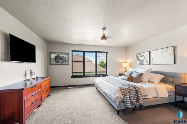7601 S Ridgestone Dr Drive, Sioux Falls, SD 57108