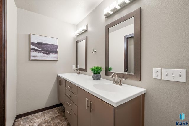 7601 S Ridgestone Dr Drive, Sioux Falls, SD 57108