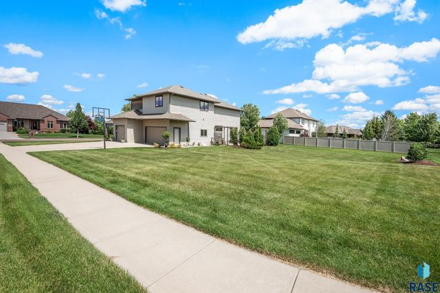 7601 S Ridgestone Dr Drive, Sioux Falls, SD 57108