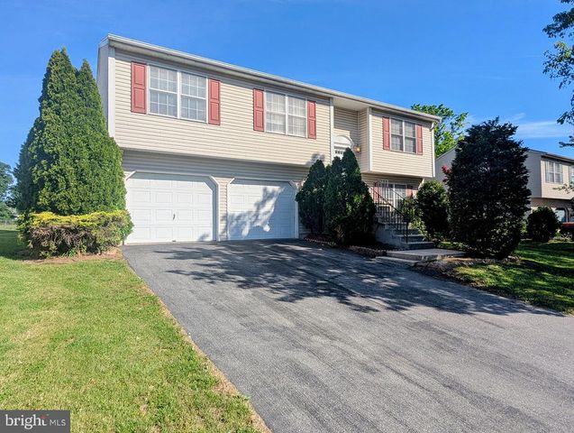 16 DOGWOOD DR, Wernersville, PA 19565