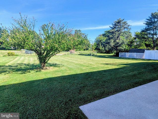 16 DOGWOOD DR, Wernersville, PA 19565