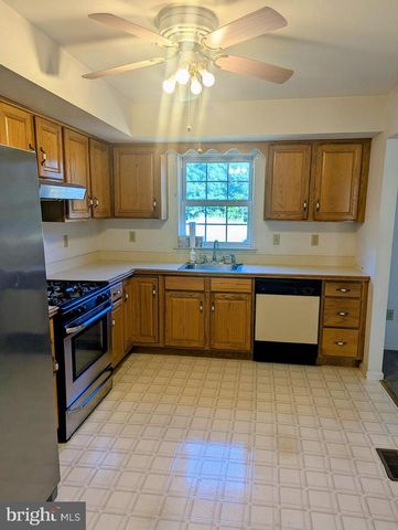16 DOGWOOD DR, Wernersville, PA 19565