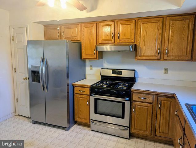 16 DOGWOOD DR, Wernersville, PA 19565
